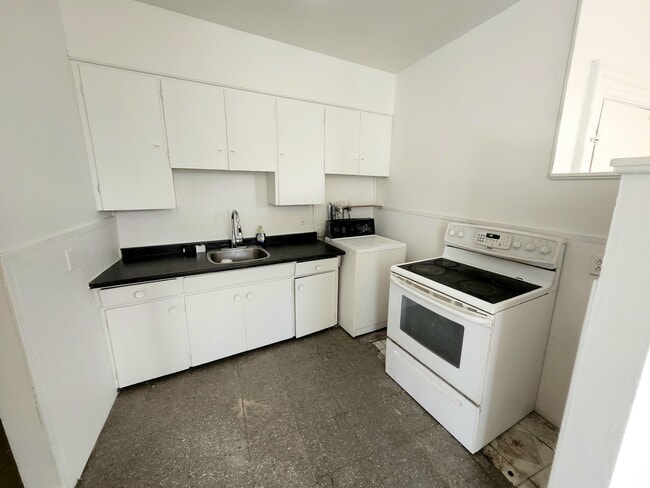 Building Photo - 325 Main St