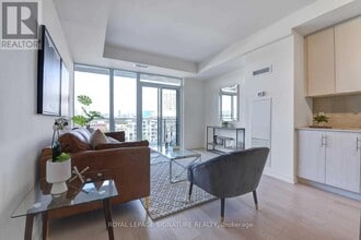 Building Photo - 330 Richmond St W