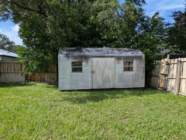 Building Photo - 2/2 fenced in yard located in RAINBOW LAKE...