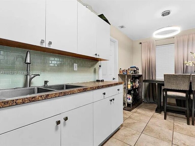 Foto del edificio - 121 NW 7th Ave