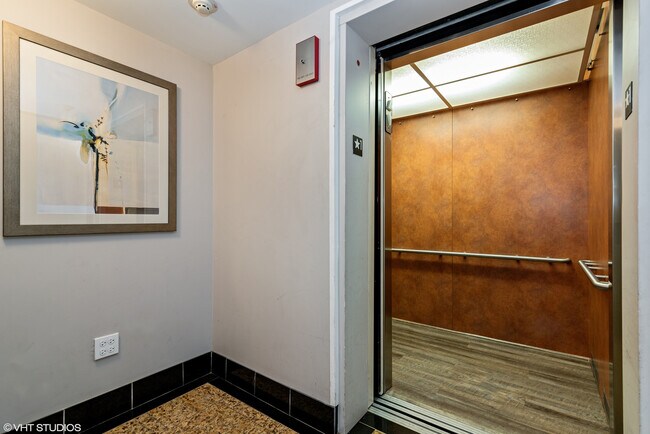 Foto del edificio - 1926 N Lincoln Park W