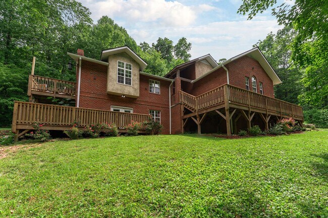 Building Photo - Mountain Retreat! -Bonus Spaces!