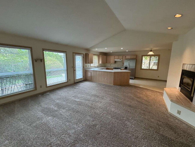 Foto del edificio - *Half-Off Third Months Rent* Spacious Single-level Home in Newer Milwaukie Neighborhood