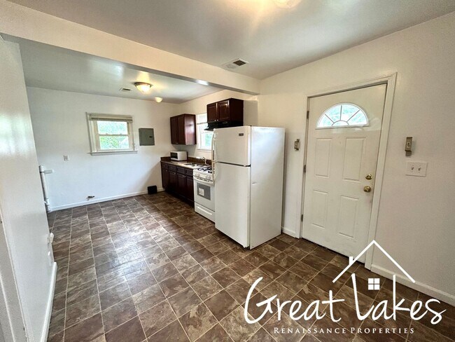 Building Photo - Warm and cozy 2 bedroom/1 bathroom home in...