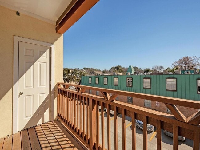 Building Photo - 305 E 31st St