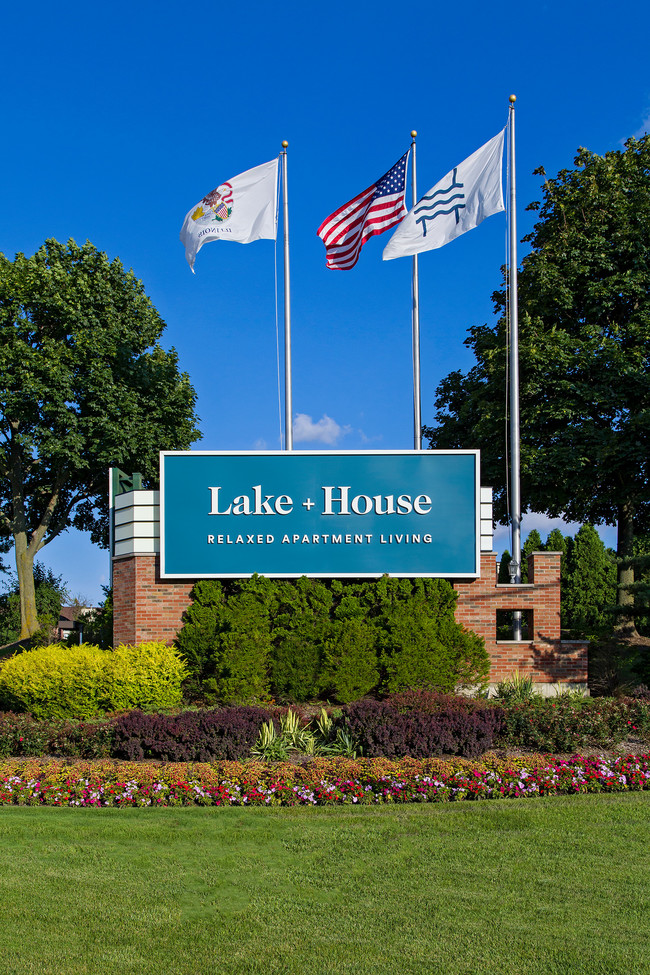 Building Photo - Lake+House Apartments