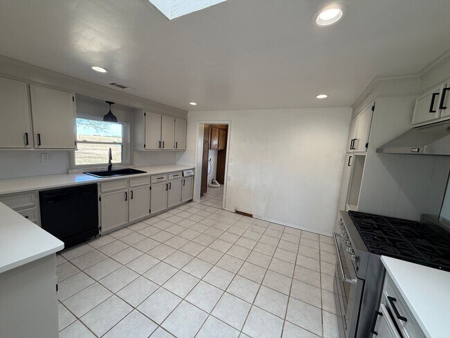 Foto del edificio - Spacious 2 Bedroom on 1 Arce -Texico Schools