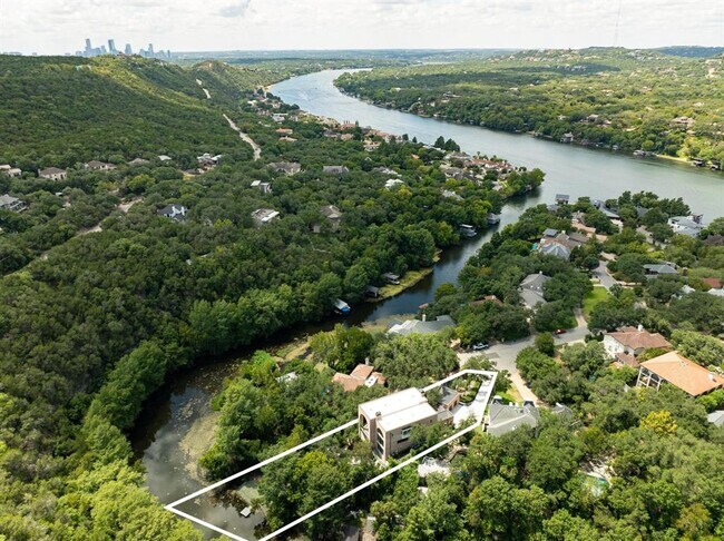 Foto del edificio - 4500 River Wood Ct