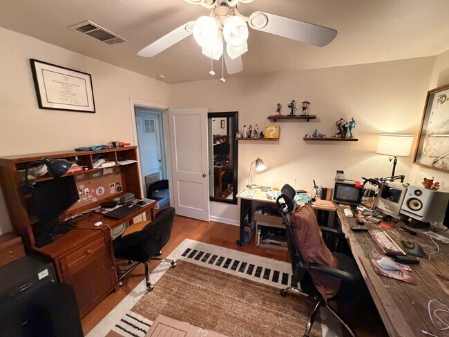 Foto del edificio - 4910 Grover Ave