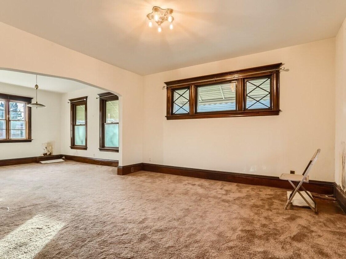 Foto del edificio - Huge updated 6 Bedroom 2 Bathroom House wi...