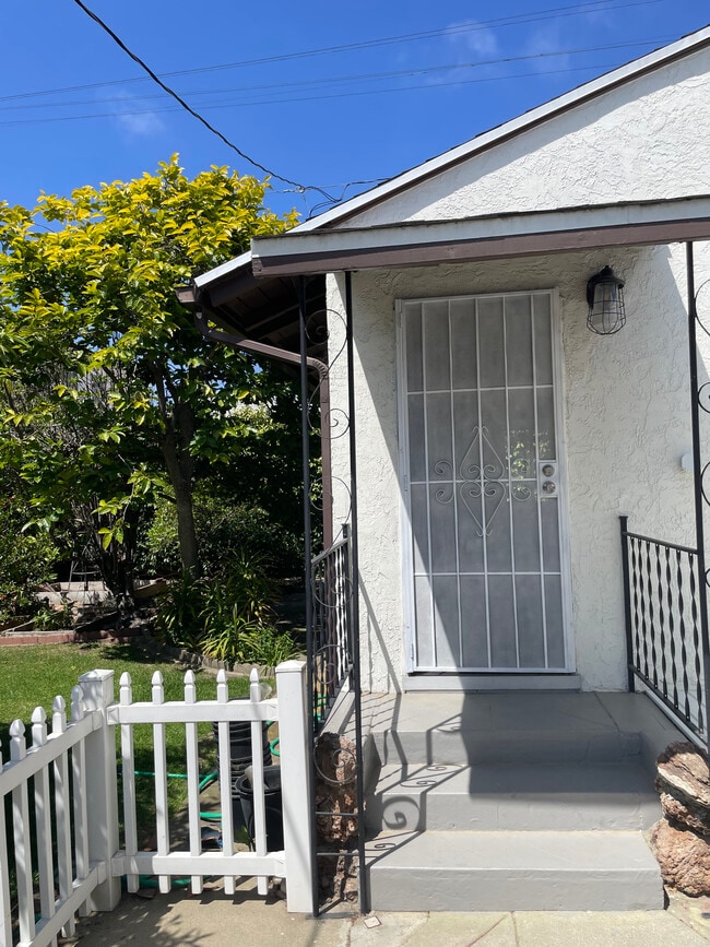 Building Photo - 1518 S Carmelina Ave