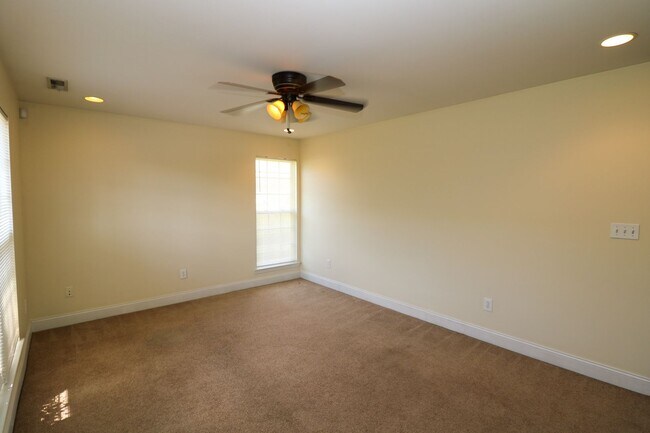 Building Photo - Adorable Duplex in Pell City