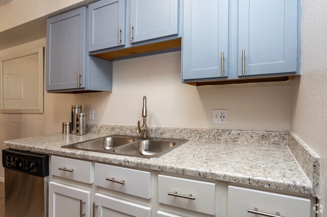 2BR, 1BA - 1000 SF - Colony Hills Apartments