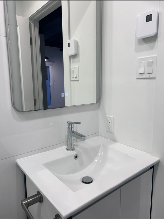 Building Photo - 4875 Édouard-Montpetit