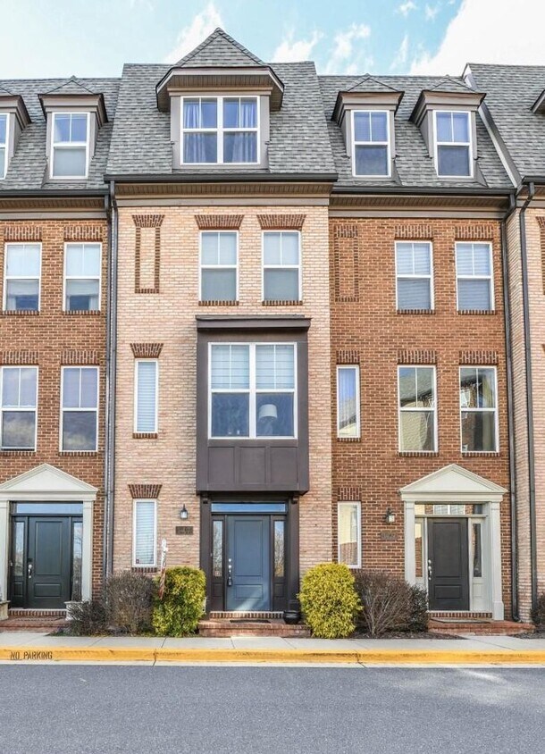 Primary Photo - Stylish townhouse in ideal Frederick locat...