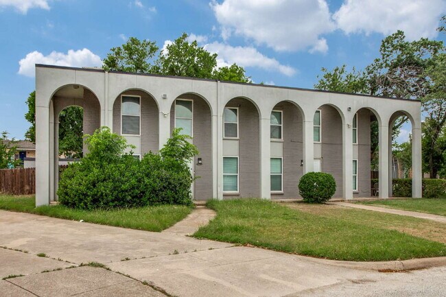 Building Photo - Spacious & Modernized Duplex Living in Southwest Fort Worth
