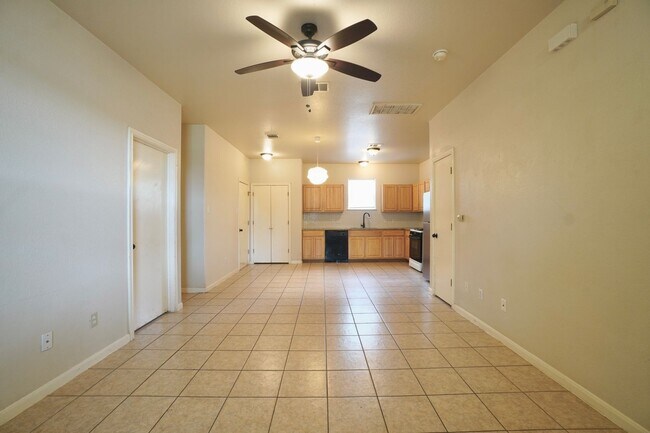 Foto del edificio - 2506 E 8th St