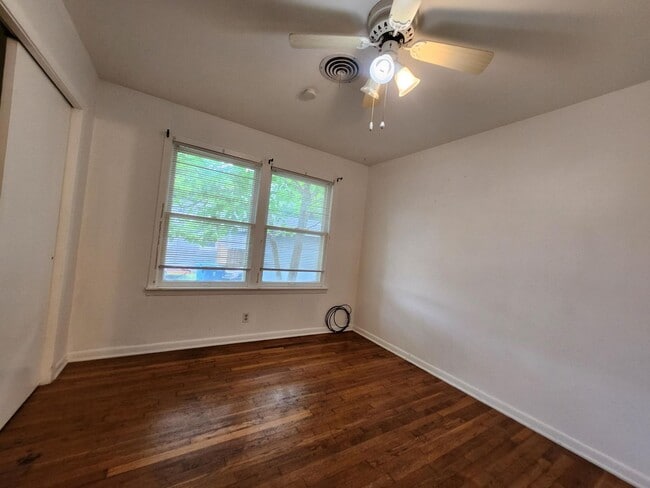 Building Photo - FOR LEASE!!