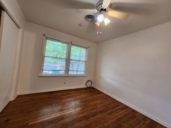 Foto del edificio - FOR LEASE!!