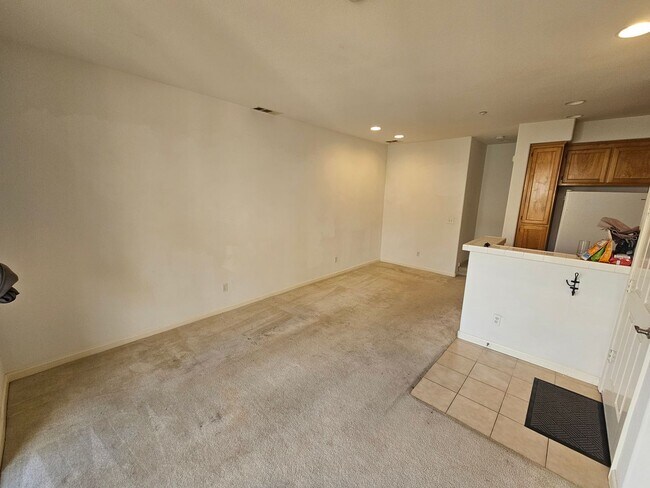 Building Photo - Modern, Private 2 Bed/2 Bath Condo with At...