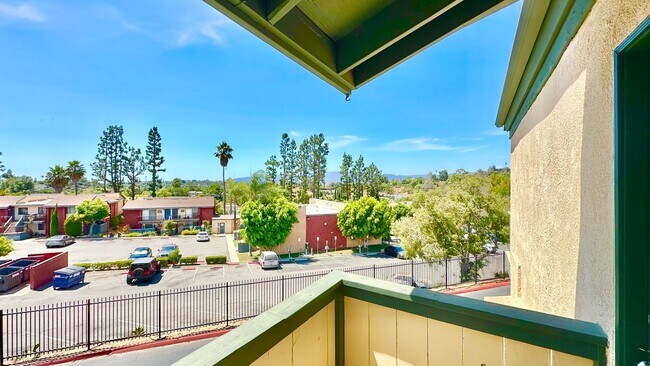Foto del edificio - Darling, Upstairs, Corner-End Condo Unit i...