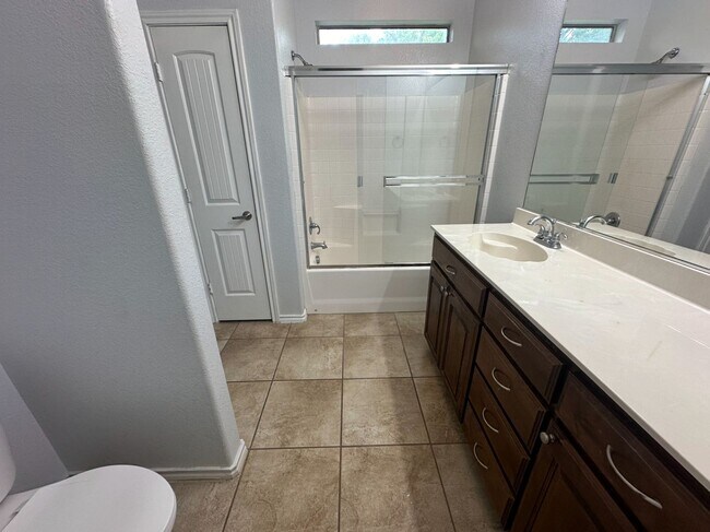 Building Photo - Sendera Ranch 3-2-2 Beauty!
