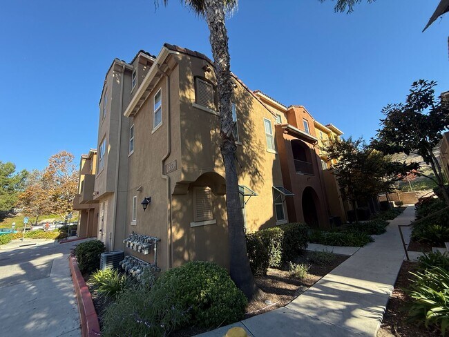 Foto del edificio - Tri-level 3-bedroom 3-bathroom townhouse located in Chula Vista, CA