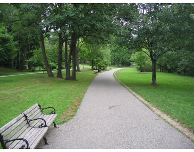Building Photo - Large 1bd in desirable Brook House. West f...