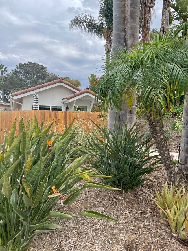Building Photo - 758 Poinsettia Park N