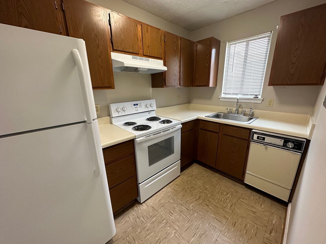 Building Photo - 2 Story Townhouse Under $900
