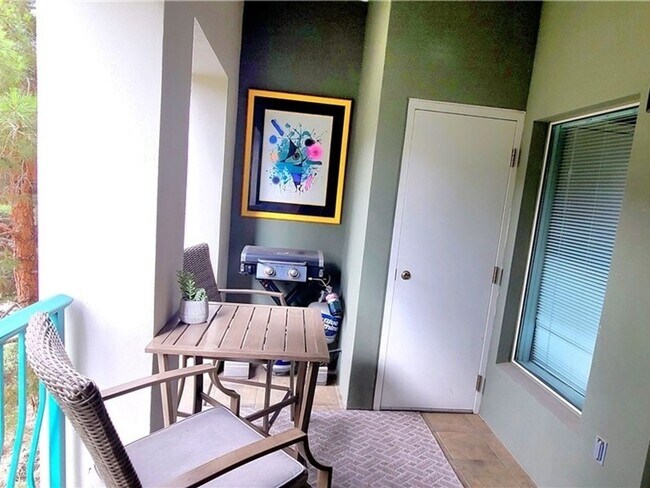 Foto del edificio - 1 Bedroom Luxury Condo in Henderson Lake L...