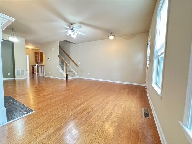 Building Photo - 738 Grove Manor Park