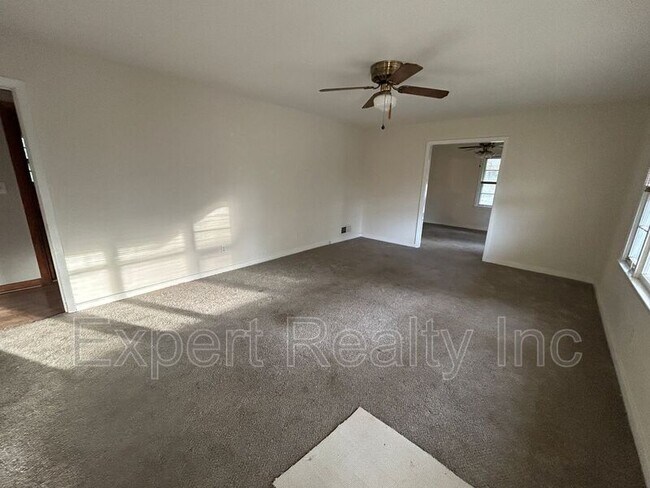 Building Photo - 2249 4th Pl Cir NE