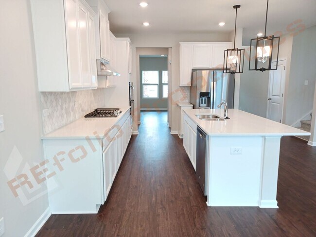 Building Photo - Modern and Spacious 5 Bedroom Home with Gu...