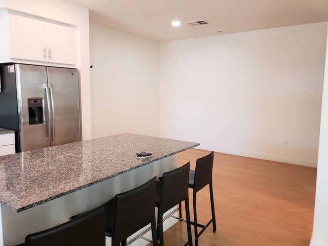 Foto del edificio - Otay Mesa: 2bd/3.5ba Playa Del Sol Multi Level Townhome