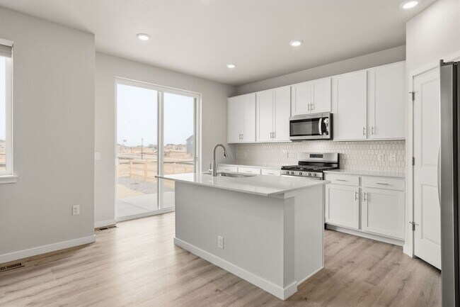 Foto del edificio - New 3-Bed, 2.5-Bath House with 2-Car Garage in Prairie Song