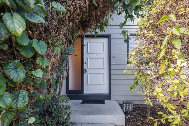 Building Photo - 950 San Pierre Way