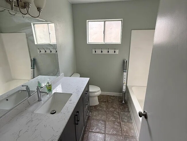 Foto del edificio - 1740 Marigold Ln