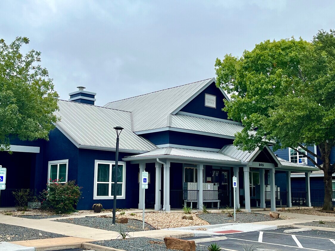 Champions Crossing Apartments in San Marcos, TX