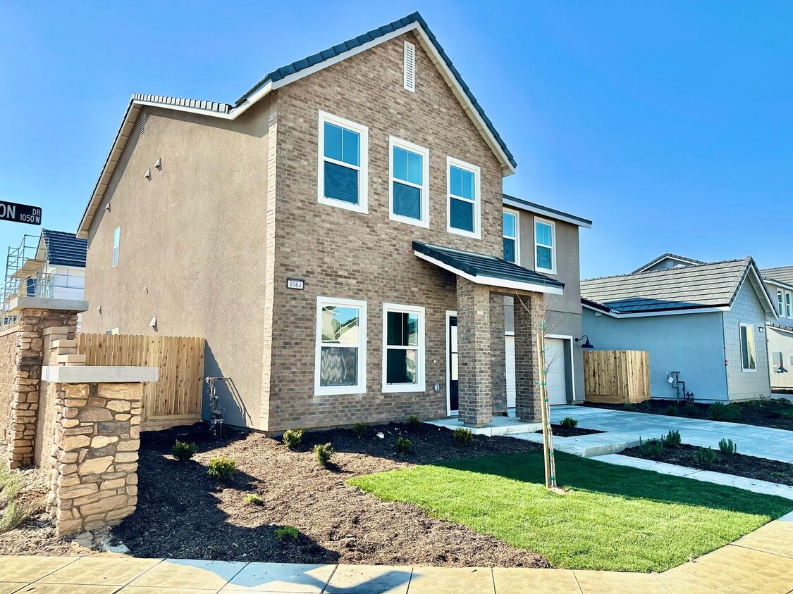 Foto principal - BRAND NEW 5 Bedroom Home In Riverstone Com...