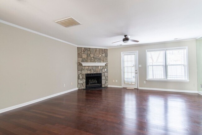 Building Photo - Updated 3 Bedroom Townhome Available Early...
