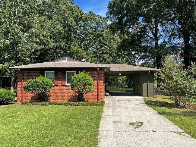 Foto del edificio - 9809 Maple Ln