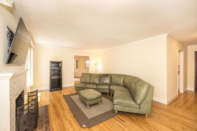 Building Photo - Well-Maintained 4 Bed, 2 Bath Home in the ...