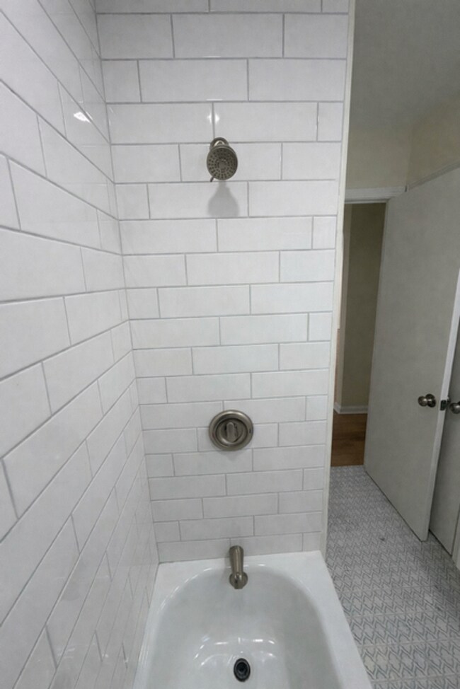 Foto del edificio - Charming 6-Bedroom Property in Prime Location