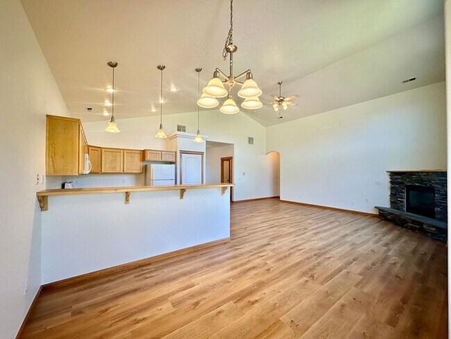Building Photo - Newly Renovated Home on Prairie Falls Golf...