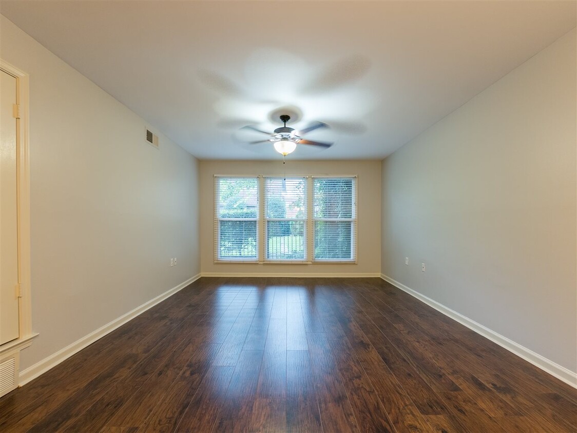 Primary Photo - 210 S McLean Blvd