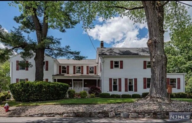 Foto del edificio - 166 Ridgewood Rd