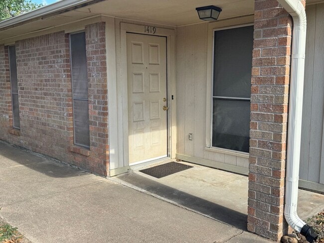 Building Photo - SUBLEASE AVAILABLE DECEMBER 1st Cute 2 bed...