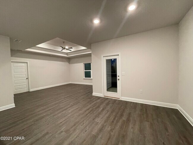Building Photo - 528 Cove Villa St