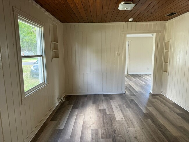 Building Photo - Huge 3BR/1BA Zephyrhills Home